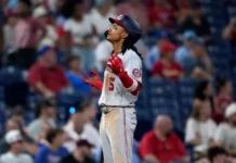 Abrams desempata con triple en la 11ma, Mikolas impulsa carrera y Nacionales ganan 10-4 a Filis
