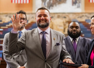 Brandon Dukes presta juramento como representante estatal del Distrito 12 de Pensilvania