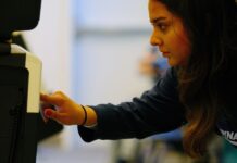 Con conciertos y ‘lowriders’, ‘RUIDO Vota’ busca movilizar al electorado latino en EE.UU