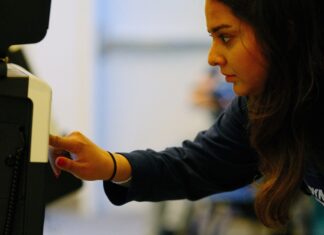 Con conciertos y ‘lowriders’, ‘RUIDO Vota’ busca movilizar al electorado latino en EE.UU