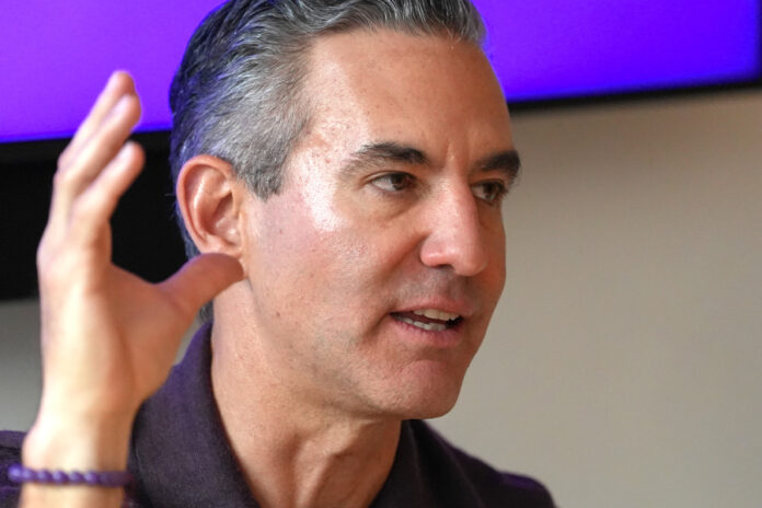 CEO de NU dice que el banco busca captar en EEUU inmigrantes con poco historial crediticio