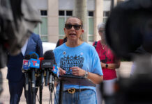 Venezolanos critican que Trump reciba a Delcy Rodríguez mientras los deporta en Florida