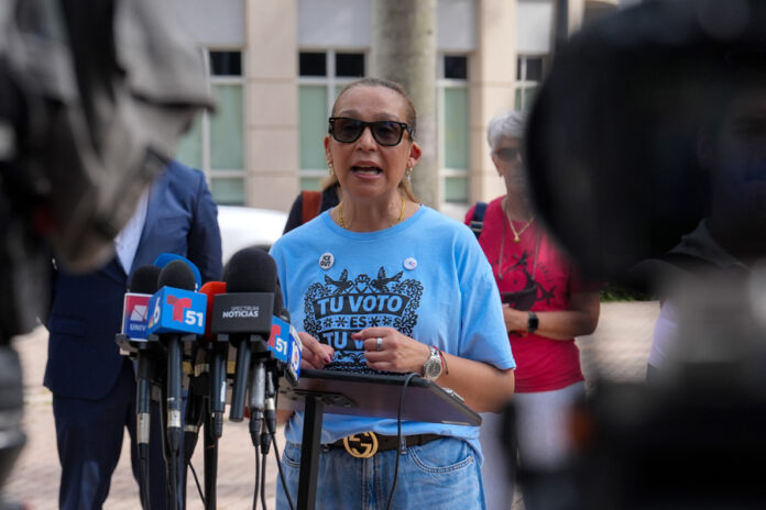 Venezolanos critican que Trump reciba a Delcy Rodríguez mientras los deporta en Florida