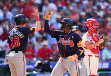 Acuña y Riley impulsan a Bravos 5-4 ante Filis y Atlanta se aleja 5 juegos en el Este NL Filis