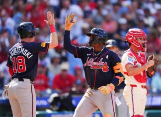 Acuña y Riley impulsan a Bravos 5-4 ante Filis y Atlanta se aleja 5 juegos en el Este NL Filis