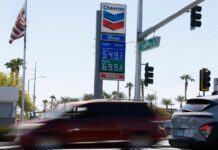 El alza del combustible frustra a votantes. Trump dice que «es un precio barato» por guerra con Irán combustible