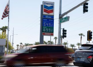 El alza del combustible frustra a votantes. Trump dice que «es un precio barato» por guerra con Irán combustible