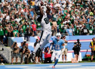 Con touchdown en los últimos segundos Eagles remontan para vencer 24-20 a Titans Eagles