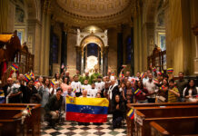 Sacerdote venezolano mantiene viva la devoción a la Virgen María en Filadelfia