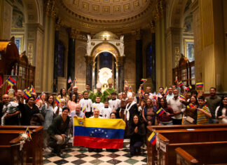 Sacerdote venezolano mantiene viva la devoción a la Virgen María en Filadelfia