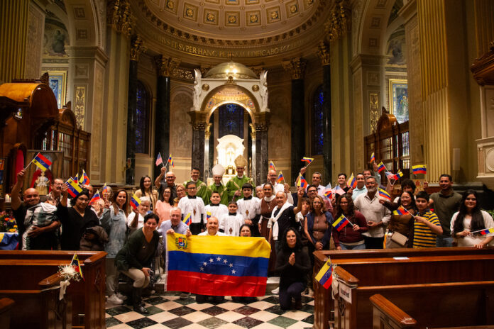 Sacerdote venezolano mantiene viva la devoción a la Virgen María en Filadelfia 1