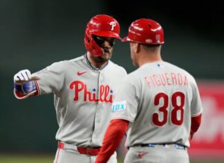 Bryce Harper se embasa 5 veces y Filis vencen 7-1 a Diamondbacks para hilar 6ta victoria