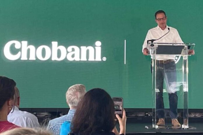 Schlossberg celebra la inversión de 1,2 mil millones de dólares de Chobani en el Valle de Lehigh
