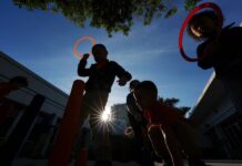 Jueza federal anula directiva de Trump sobre acceso de inmigrantes a programas de asistencia