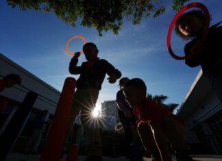 Jueza federal anula directiva de Trump sobre acceso de inmigrantes a programas de asistencia