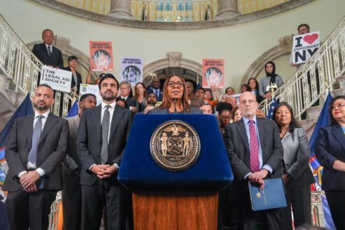 EEUU: Presentan demanda por norma de Trump que negaría green cards a quienes pidan ayuda pública