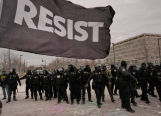 Demócratas y activistas planean responder si Trump intenta interferir en las elecciones