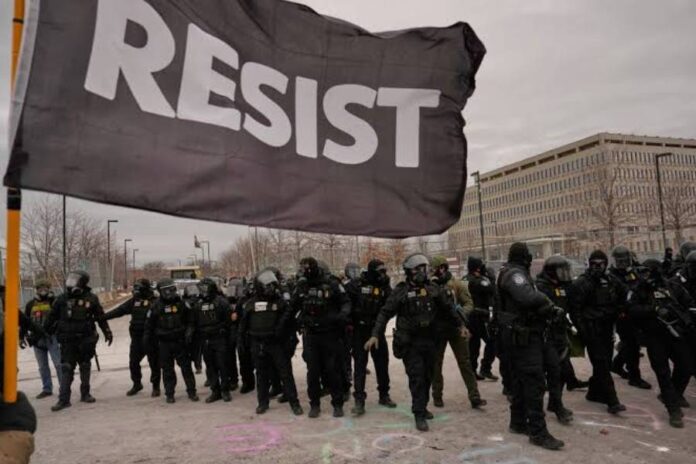 Demócratas y activistas planean responder si Trump intenta interferir en las elecciones