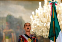 Sheinbaum defiende la soberanía y recuerda a migrantes en celebración de independencia de México
