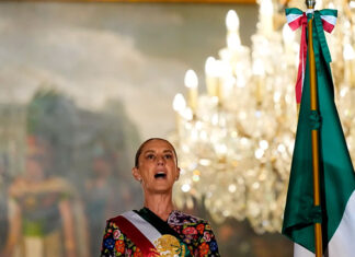 Sheinbaum defiende la soberanía y recuerda a migrantes en celebración de independencia de México