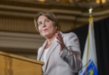La gobernadora de Massachusetts exige respuestas a ICE sobre arrestos de inmigrantes gobernadora