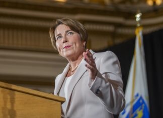 La gobernadora de Massachusetts exige respuestas a ICE sobre arrestos de inmigrantes gobernadora