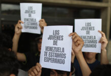 Jóvenes reclaman frente al principal aeropuerto de Venezuela que se permita el regreso de Machado