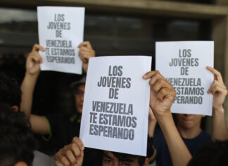 Jóvenes reclaman frente al principal aeropuerto de Venezuela que se permita el regreso de Machado