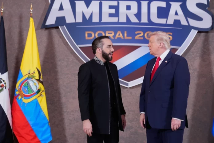 Silencio de gobierno de Trump aviva esperanzas de 200.000 salvadoreños de estar protegidos en EEUU