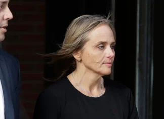 Jueza acusada de ayudar a inmigrante a evadir al ICE recibe una inusual reprimenda pública
