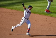 Jonrón de 3 carreras de Riley impulsa victoria 5-3 de Bravos en juego 1 de la serie de comodines