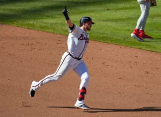 Jonrón de 3 carreras de Riley impulsa victoria 5-3 de Bravos en juego 1 de la serie de comodines