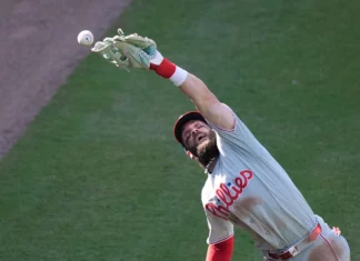 Jonrón de Bohm en la 10ma impulsa victoria de Filis, 4-3 sobre Bravos. Habrá un decisivo 3er juego
