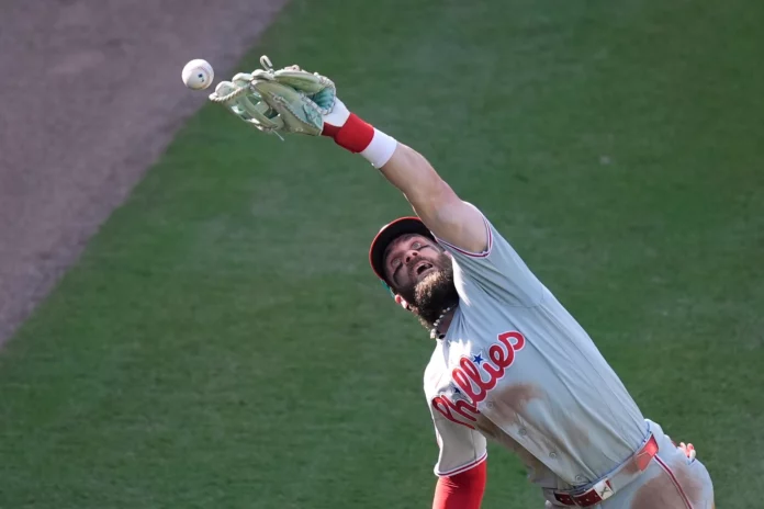 Jonrón de Bohm en la 10ma impulsa victoria de Filis, 4-3 sobre Bravos. Habrá un decisivo 3er juego