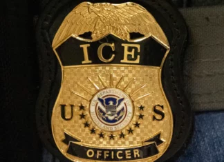 Acusan a agente del ICE de mentir a los investigadores por tiroteo de venezolano, dice fuente de AP