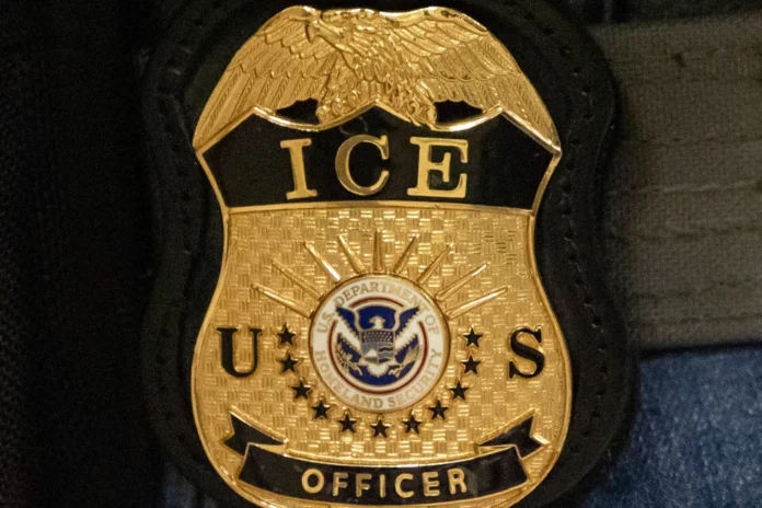 Acusan a agente del ICE de mentir a los investigadores por tiroteo de venezolano, dice fuente de AP