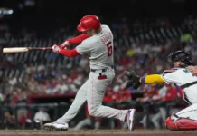 Los Filis vencen 2-1 a los Diamondbacks para cerrar agosto con marca de 21-7