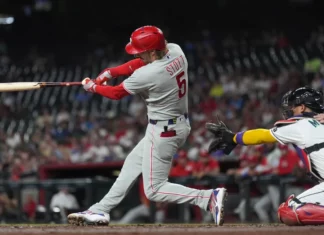 Los Filis vencen 2-1 a los Diamondbacks para cerrar agosto con marca de 21-7