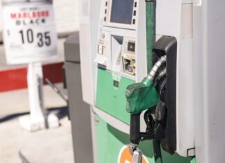 La gasolina supera los 4 dólares por galón durante un récord de 158 días en EE. UU.