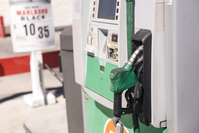 La gasolina supera los 4 dólares por galón durante un récord de 158 días en EE.UU.