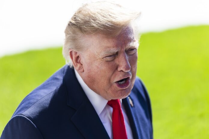 Trump sugiere que se debería "disparar" a quienes filtran información clasificada