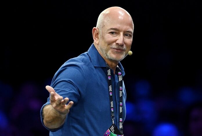 La isla de Miami donde Jeff Bezos tiene casa forma a sus policías como agentes migratorios