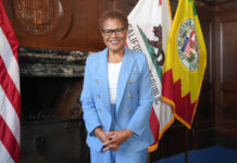 Karen Bass busca la reelección en Los Ángeles con la promesa de hacer frente a Trump