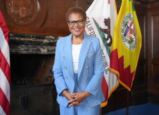 Karen Bass busca la reelección en Los Ángeles con la promesa de hacer frente a Trump