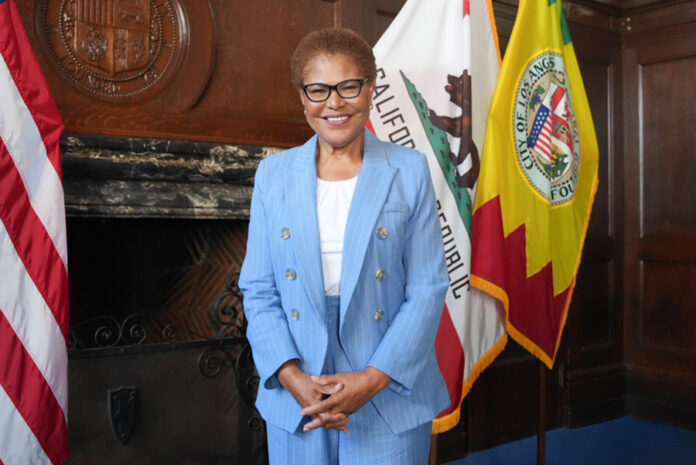 Karen Bass busca la reelección en Los Ángeles con la promesa de hacer frente a Trump