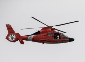Buscan a 10 desaparecidos tras naufragio con 3 muertos y 49 rescatados en Puerto Rico naufragio