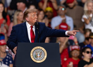 Trump se vuelca en la campaña electoral pero republicanos se desmarcan del presidente