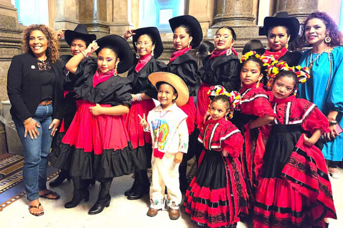 Exhibición-destaca-la-diversidad-y-el-talento-de-los-artistas--5
