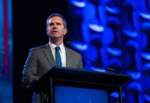 El gobernador de Kentucky, Andy Beshear, se reúne con líderes latinos de Pensilvania en el norte de Filadelfia