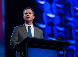 El gobernador de Kentucky, Andy Beshear, se reúne con líderes latinos de Pensilvania en el norte de Filadelfia